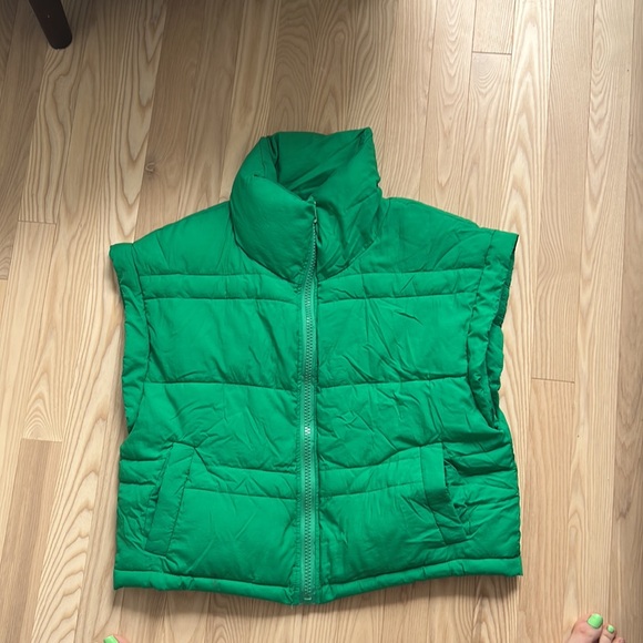 Cropped Green Puffer Vest - Picture 4 of 4